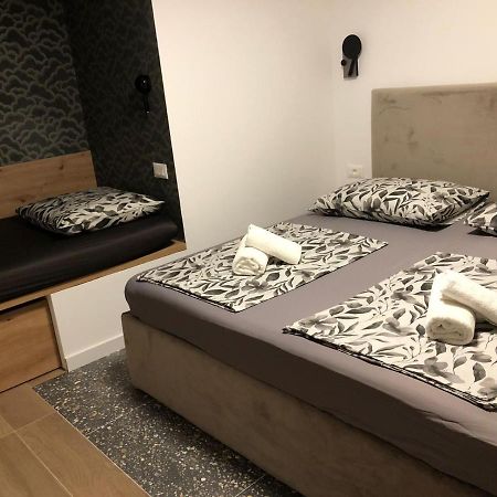 Omis - Private Ensuite Room With Balcony - Hotel Style Εξωτερικό φωτογραφία