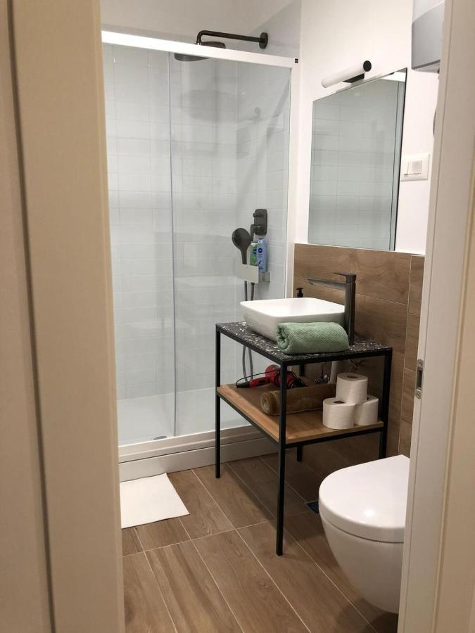 Omis - Private Ensuite Room With Balcony - Hotel Style Εξωτερικό φωτογραφία